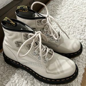 NWOT Dr. Martens 101 Bone Virginia Leather Ankle Boots
